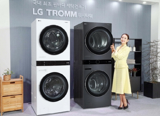 배우 조여정이 LG전자의 전략 신제품 '트롬 워시타워'를 소개하고 있다. <LG전자 제공>